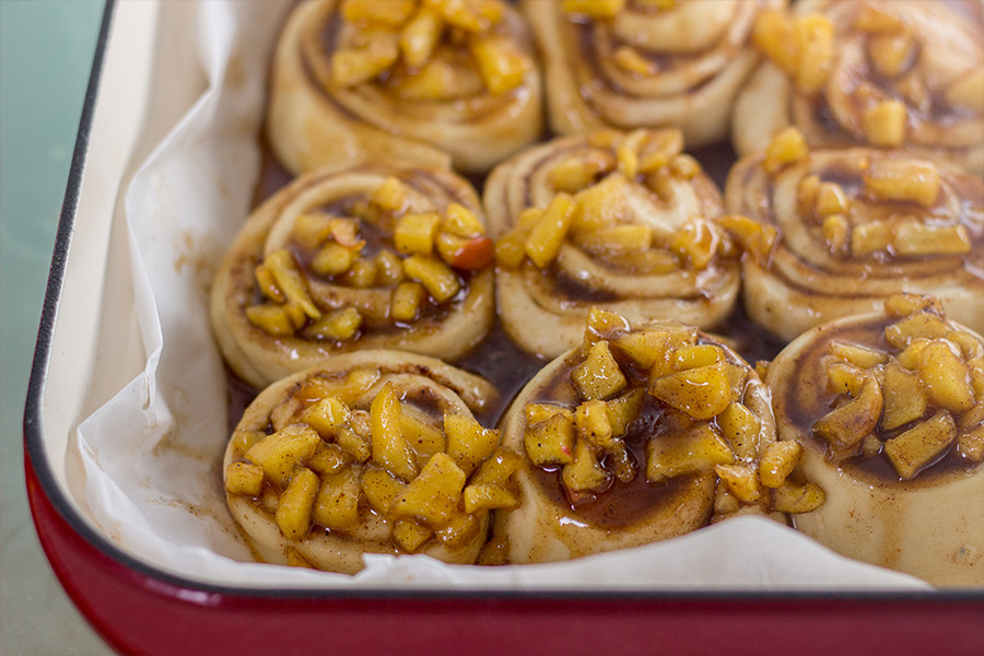 These apple pear cinnamon rolls are so easy to make in a pinch. All you need is pizza dough, apples, pears and a few spices.