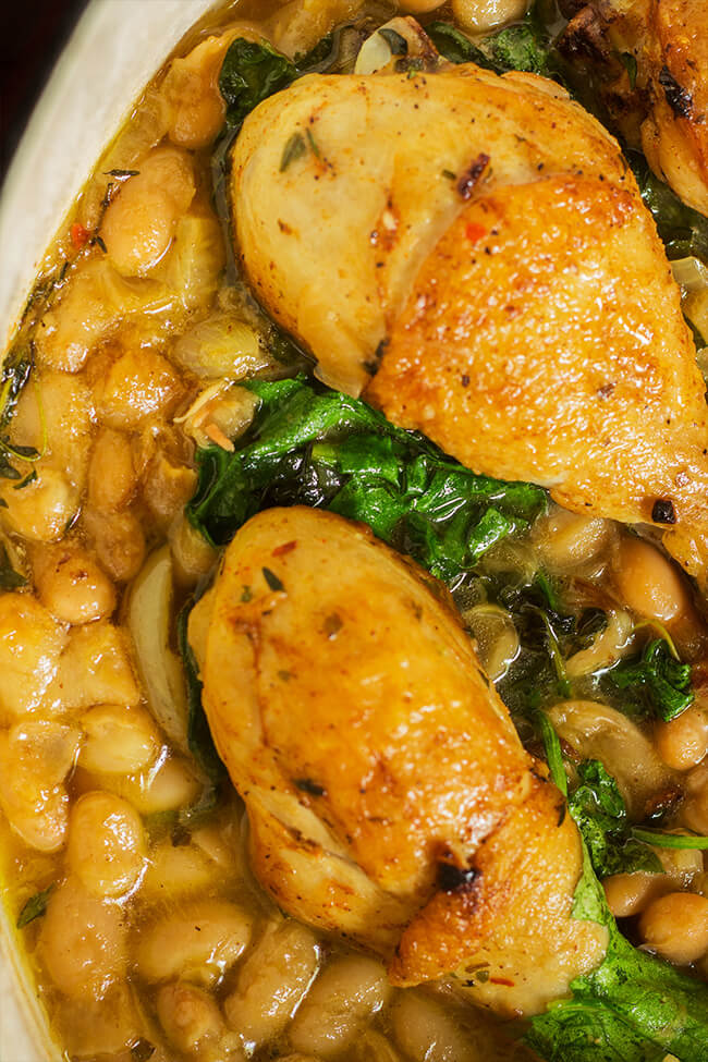 Chicken kale and white beans stew for the win! I love a meal that is pretty low effort with maximum flavors. I love any recipe that screams warm and cozy. And the gravy is ridiculously good.